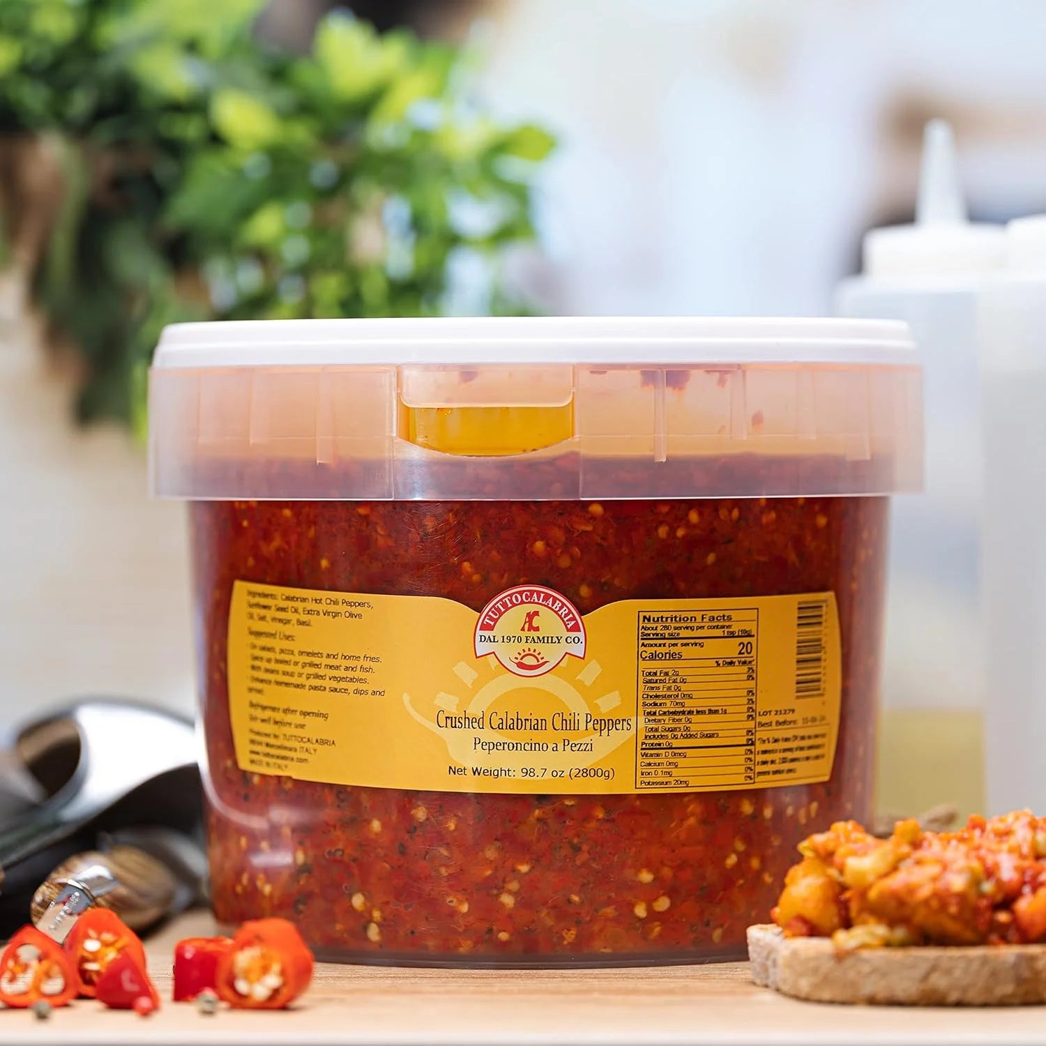 Tutto Calabria Crushed Hot Chili Peppers – 98.7 oz (Restaurant Size)